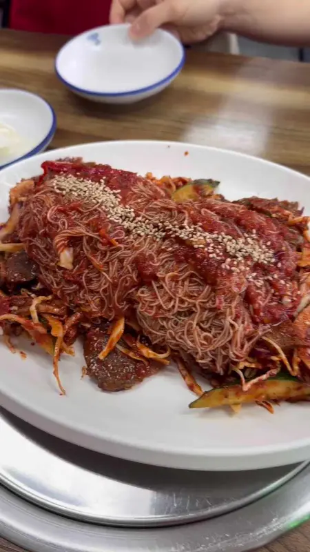 수육무침에 냉면 사리 비벼 먹기