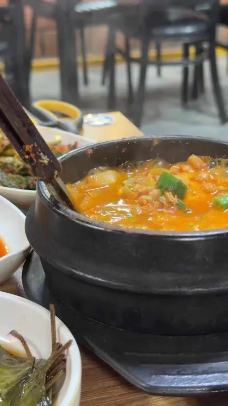 뚝배기에 담겨져 나온 청국장의 모습