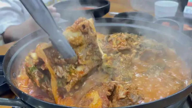 등뼈를 집어 올리는 모습