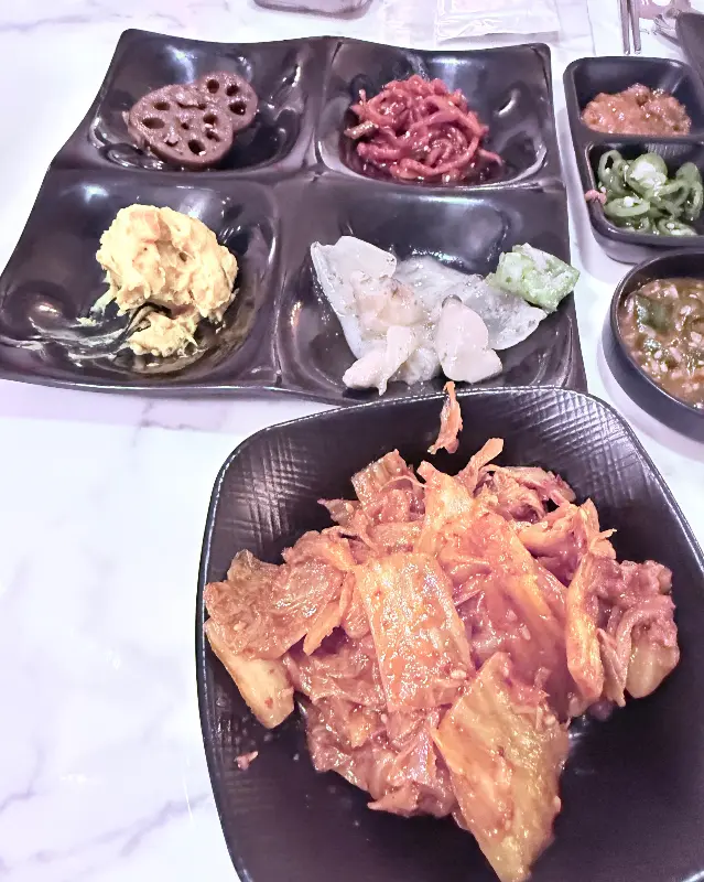 정갈하게 담겨 나온 밑반찬들