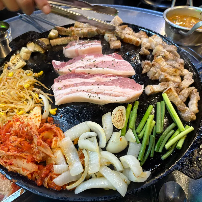 솥뚜껑 위에 올려진 스페셜 모듬