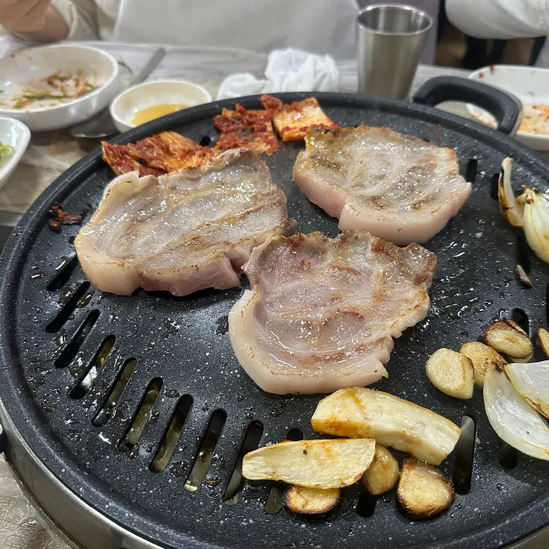 맛있게 구워진 삼겹살