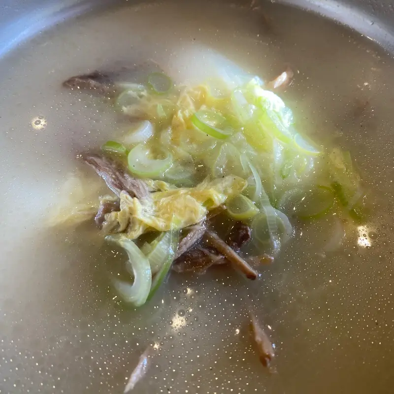 육개장 속 듬뿍 들어간 재료들