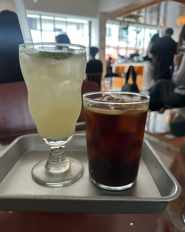 깔끔한 플레이팅의 음료