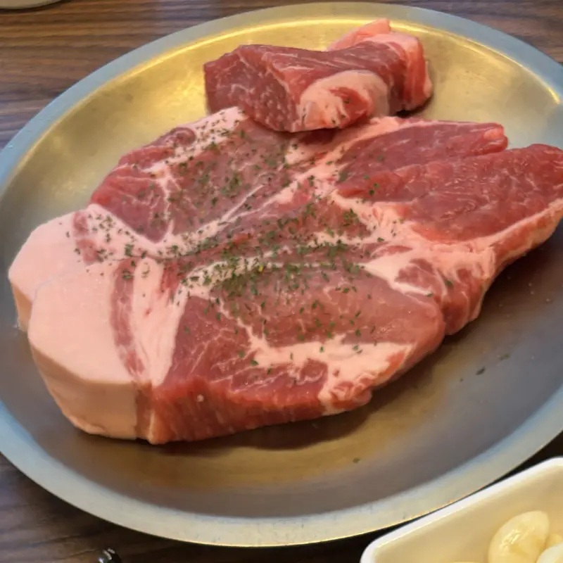 두툼한 숙성 삼겹살