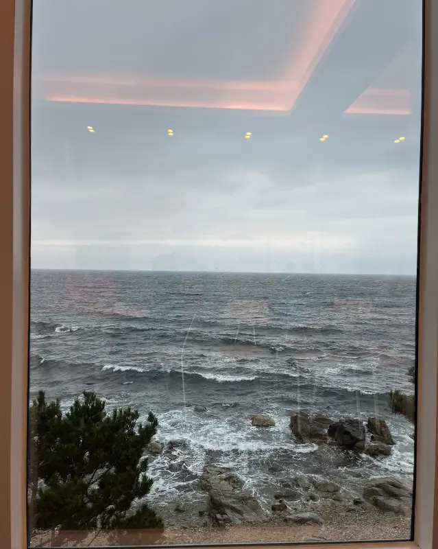 통창으로 보이는 바다