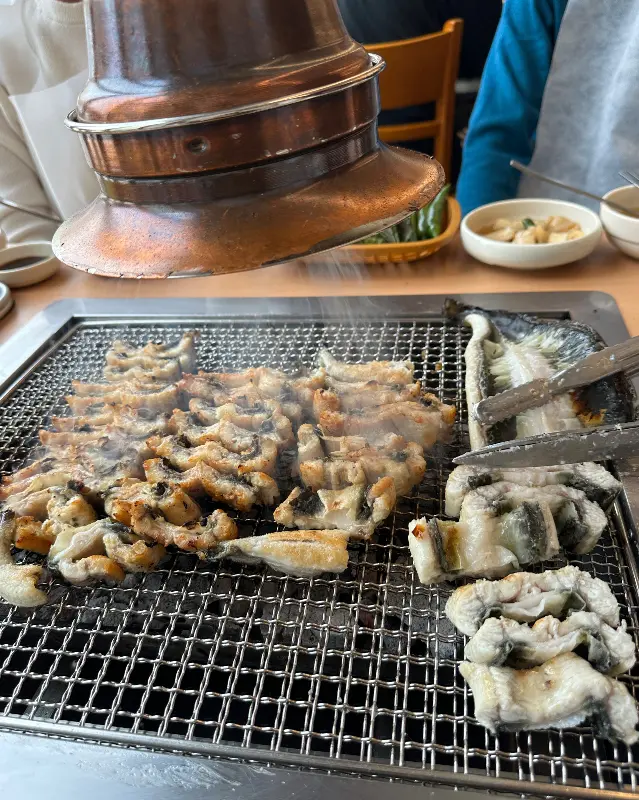 숯불 위에서 익어가는 장어