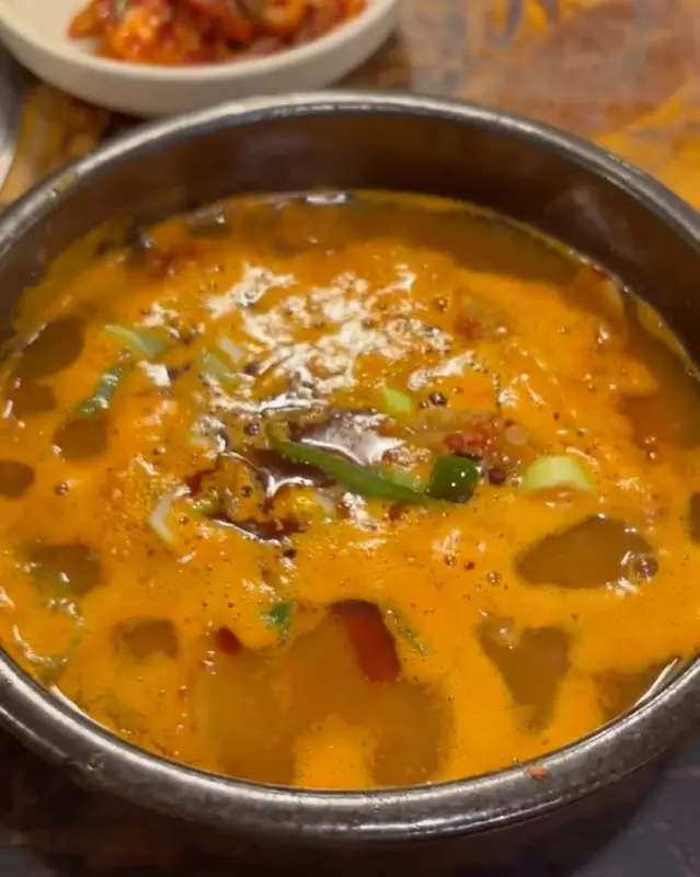 뚝배기 가득 담긴 내장탕