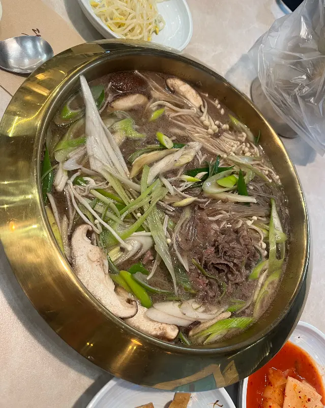 육수 색깔이 진한 한우 곰탕