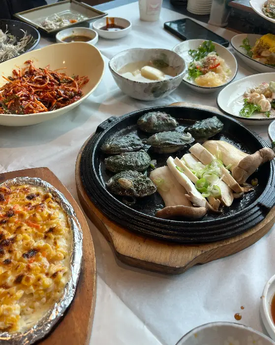 다양한 해산물 요리와 곁들임 메뉴가 차려진 모습