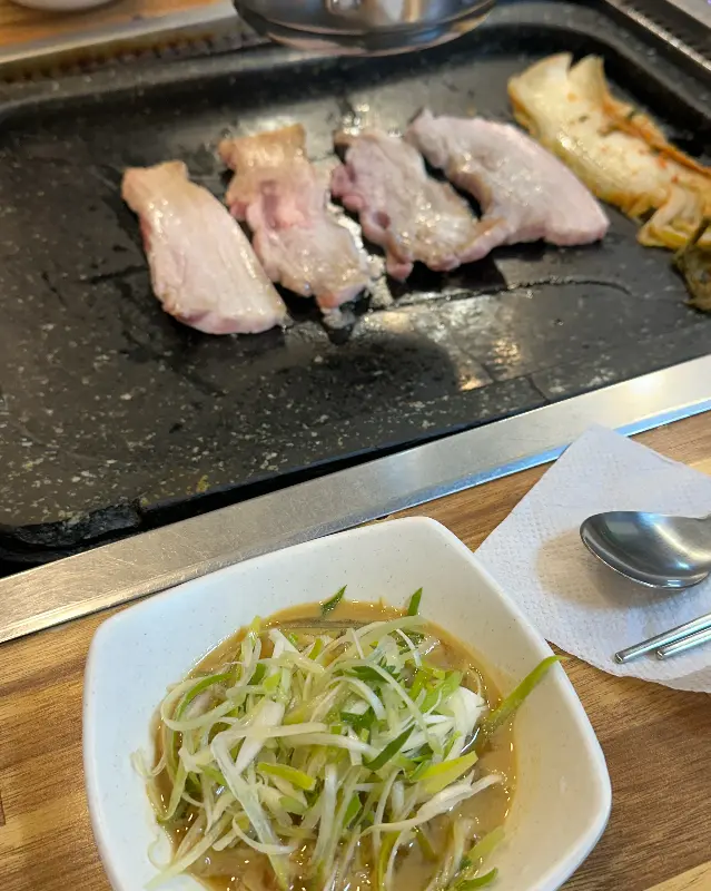 노릇하게 구워진 삼겹살과 김치