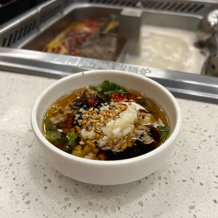 다양한 재료와 소스로 완성된 훠궈 한 그릇