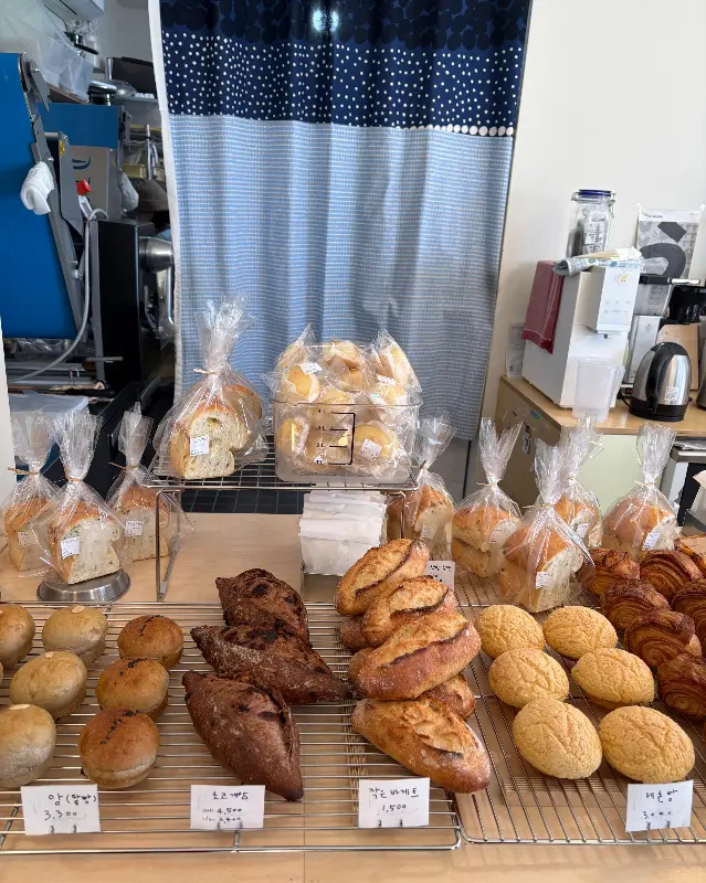 진열대 가득 채워진 빵
