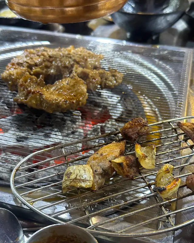 양념갈비와 구운 마늘