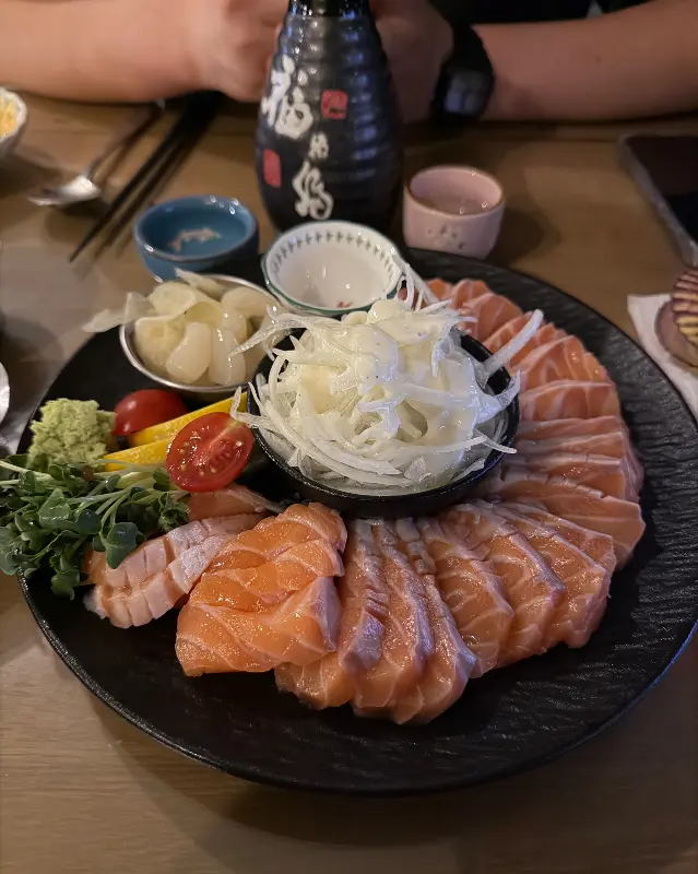 숙성 연어 사시미의 윤기 넘치는 모습