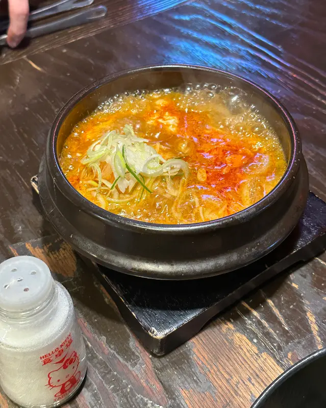 뚝배기에 담긴 순두부찌개