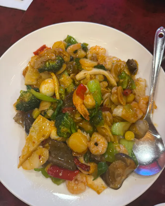 다채로운 재료가 돋보이는 유산슬