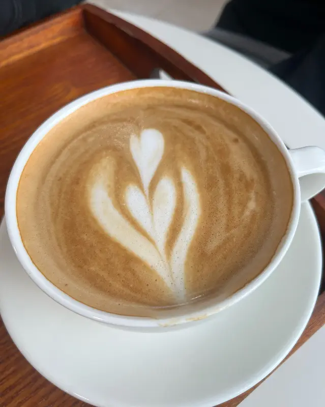 하트 라떼 아트가 인상적인 따뜻한 라떼