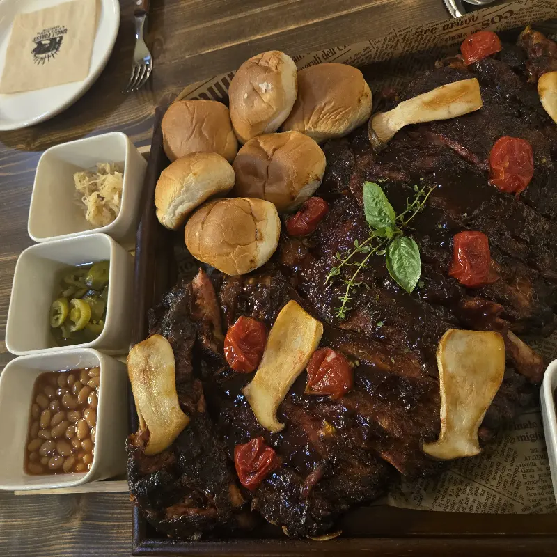 스페어립 바베큐와 다양한 사이드 메뉴