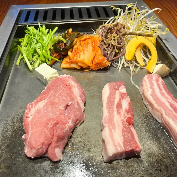 삼겹살과 다양한 밑반찬