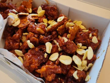 달콤한 마늘 향이 감도는 추억, 단양 구경시장의 맛집 ‘흑마늘누룽지닭강정’에서 찾다