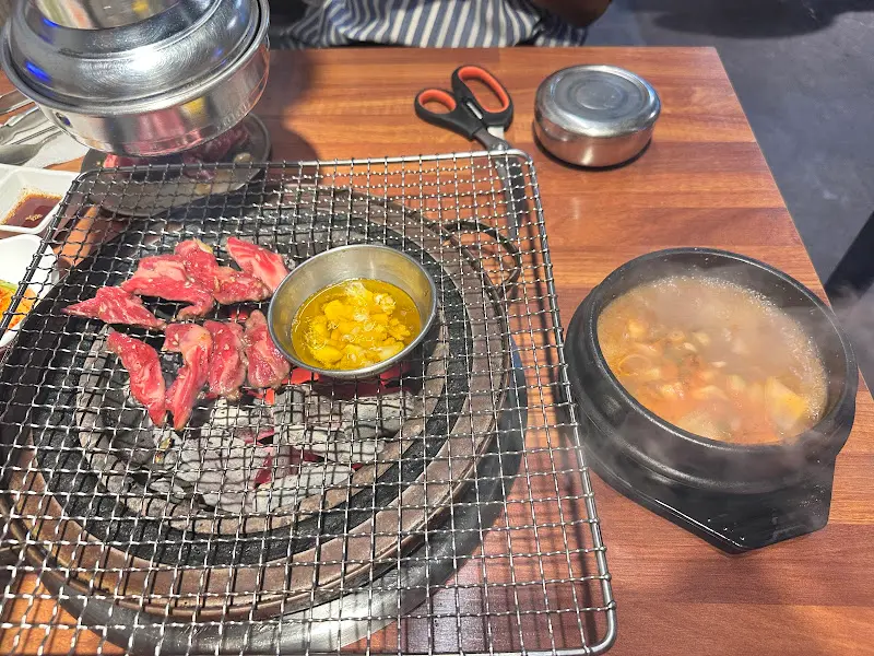 숯불 위에 구워지는 마늘갈비살