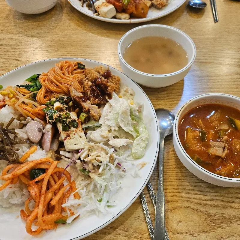 다양한 반찬과 함께 즐기는 비빔밥