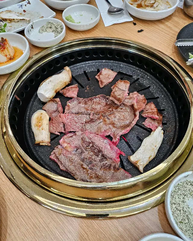 불판 위에서 익어가는 한우