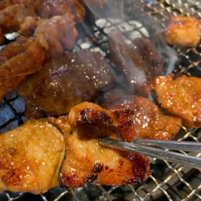 집게로 고기를 집어 올리는 모습