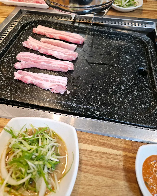 불판 위에 올려진 삼겹살