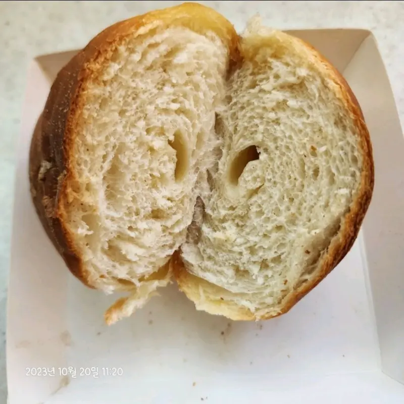 소금빵 단면