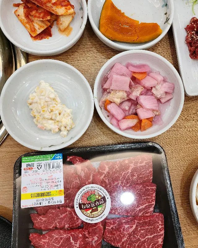 신선한 고기와 다채로운 밑반찬