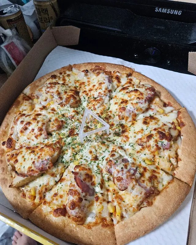 푸짐한 토핑이 인상적인 피자의 모습