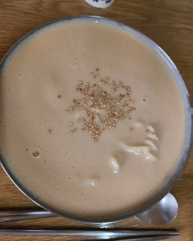 깨가 뿌려진 콩국수