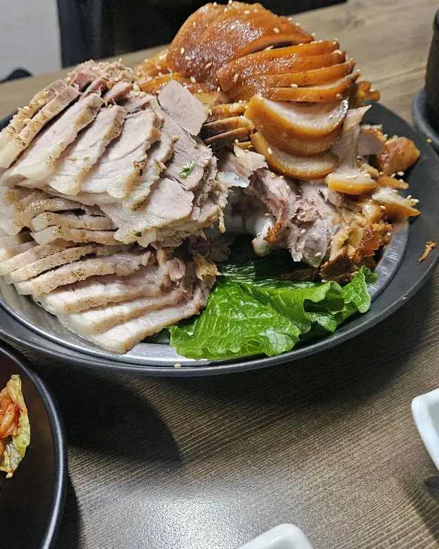 윤기가 흐르는 족발