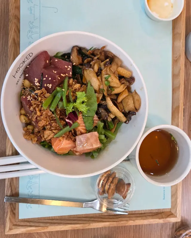 신선한 재료가 듬뿍 담긴 연어 포케