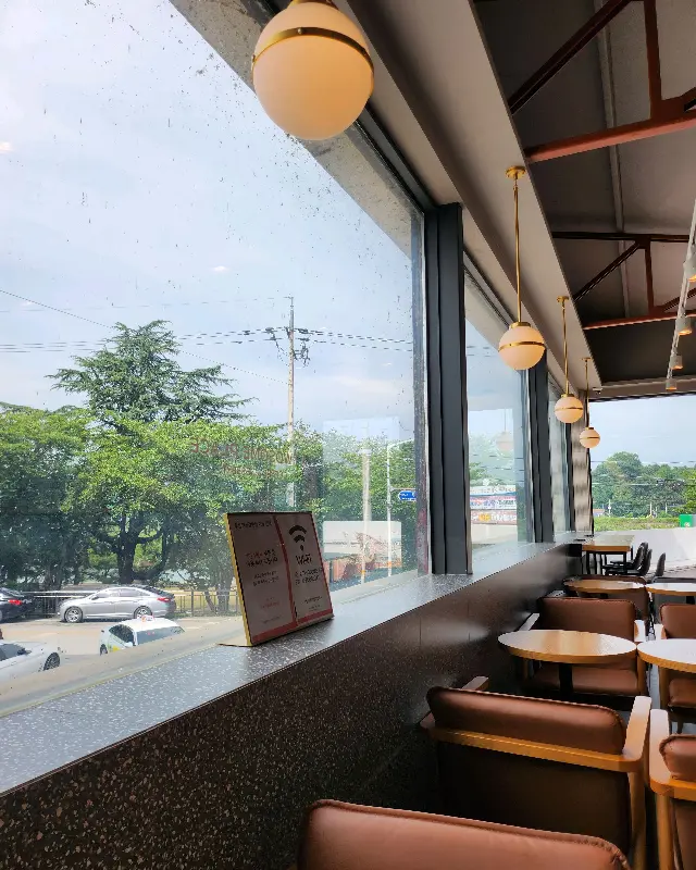 투썸 창가 좌석에서 바라본 풍경