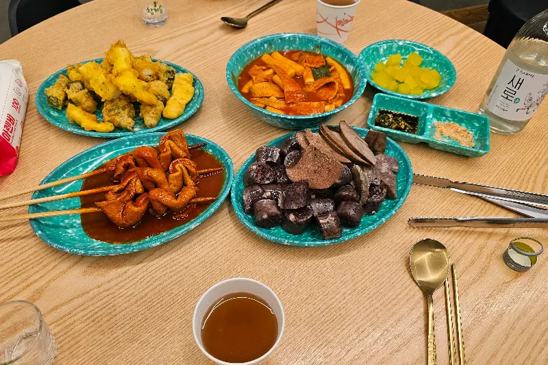 푸짐한 떡볶이 한 상 차림