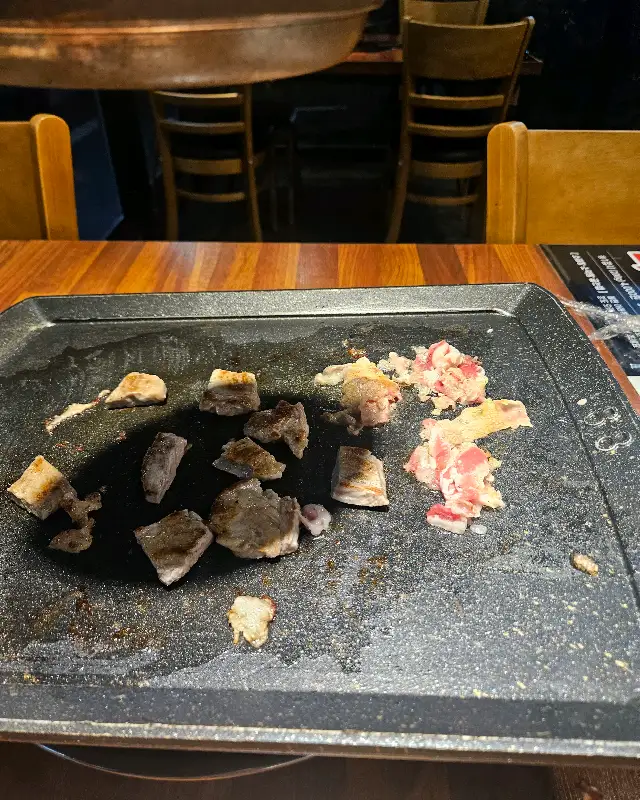 깔끔하게 비워진 불판