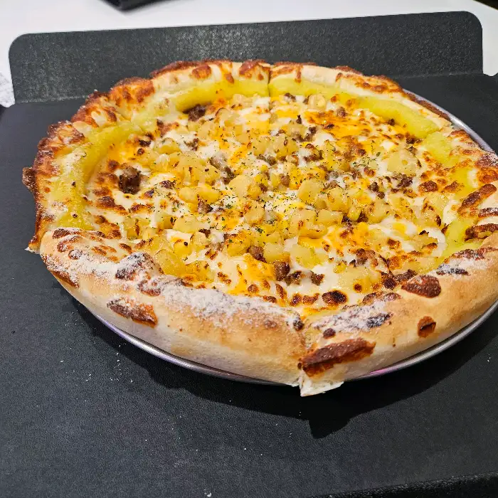 고소한 치즈가 돋보이는 피자
