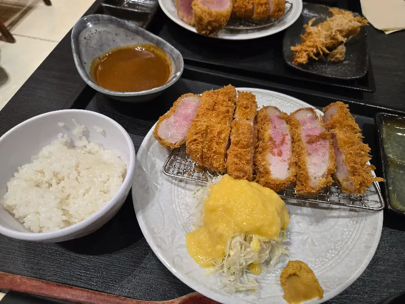 다양한 메뉴를 맛볼 수 있는 흑심 모듬카츠