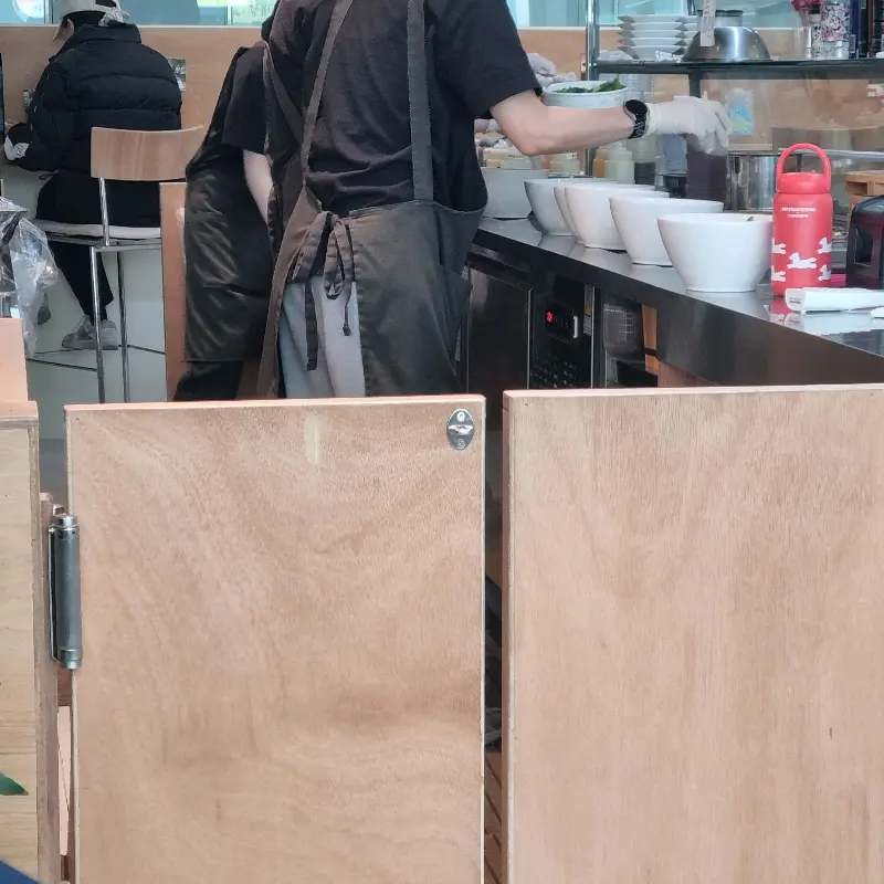 포케를 만드는 직원들의 모습