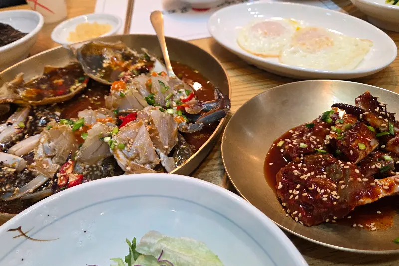 다채로운 반찬과 간장게장의 조화