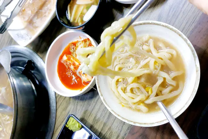 테이블에 놓인 샤브샤브용 소고기