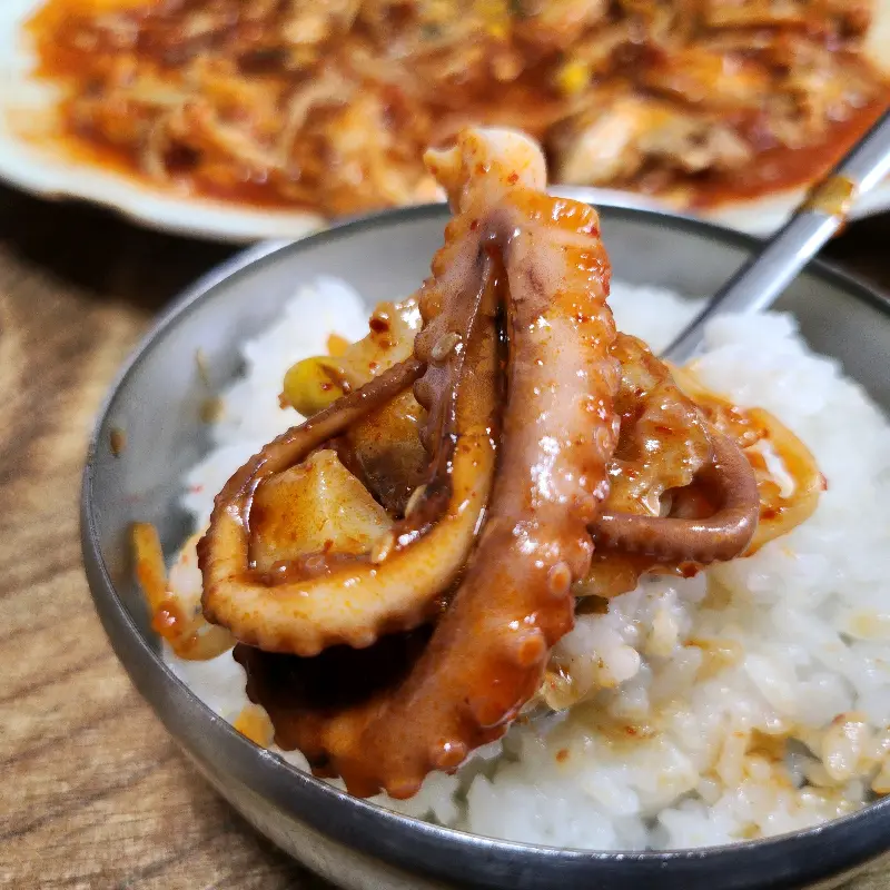 밥 위에 뽈살과 콩나물