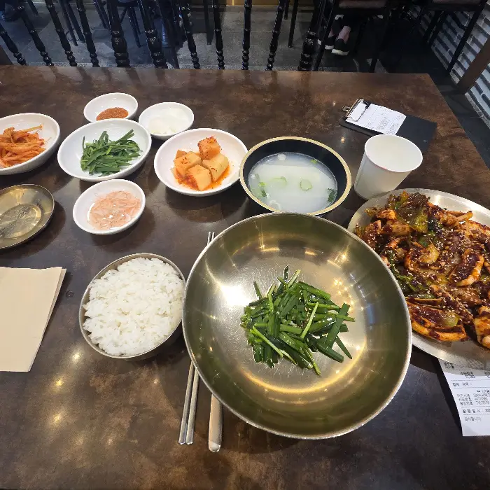 식사를 즐기는 테이블 풍경