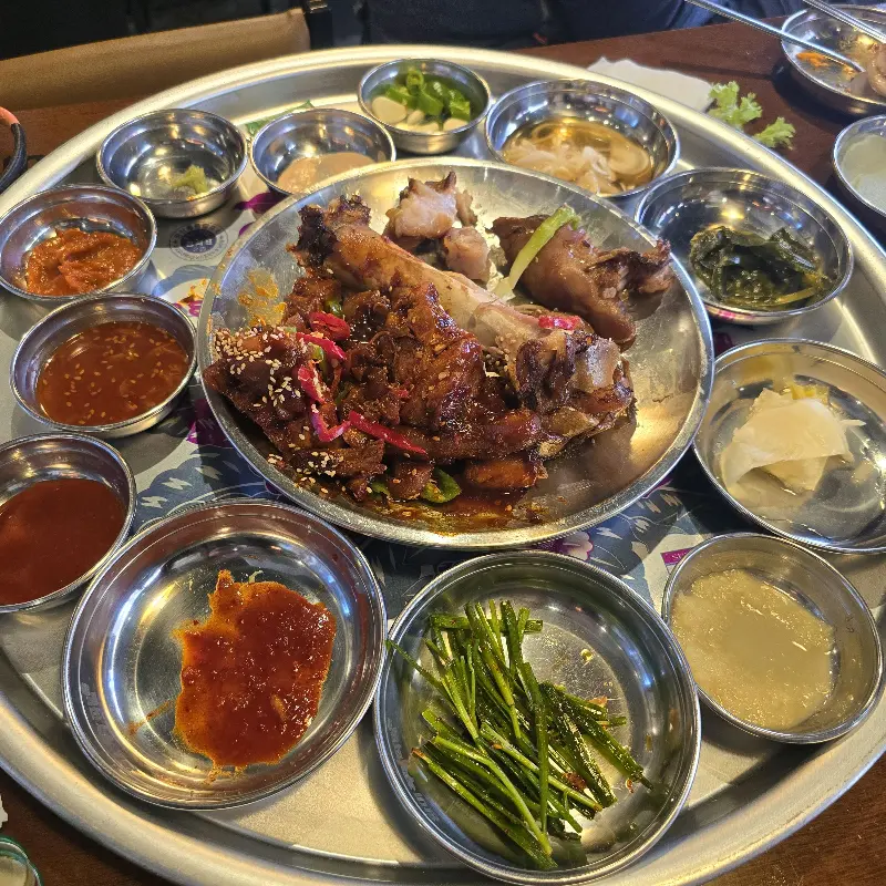 푸짐한 불족발 한 상 차림