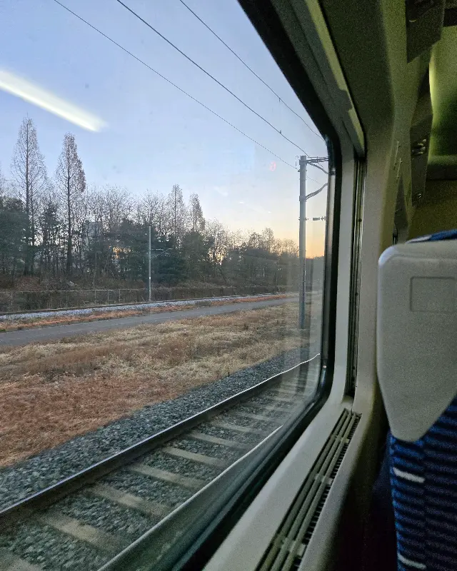 기차 창밖으로 보이는 풍경