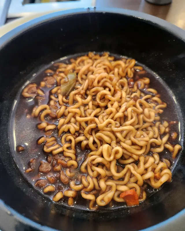 돌솥에 담겨 나오는 따뜻한 누룽지