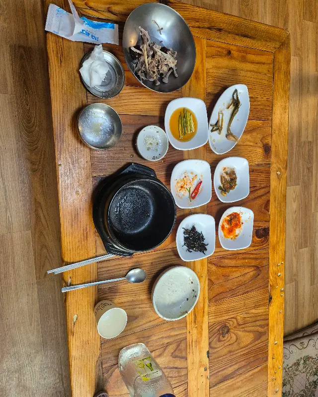 테이블 가득 차려진 삼계탕과 밑반찬